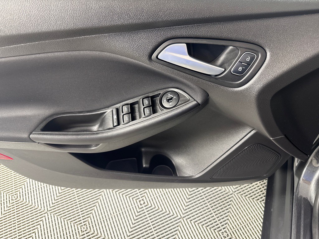 2017 Ford Focus Image 12
