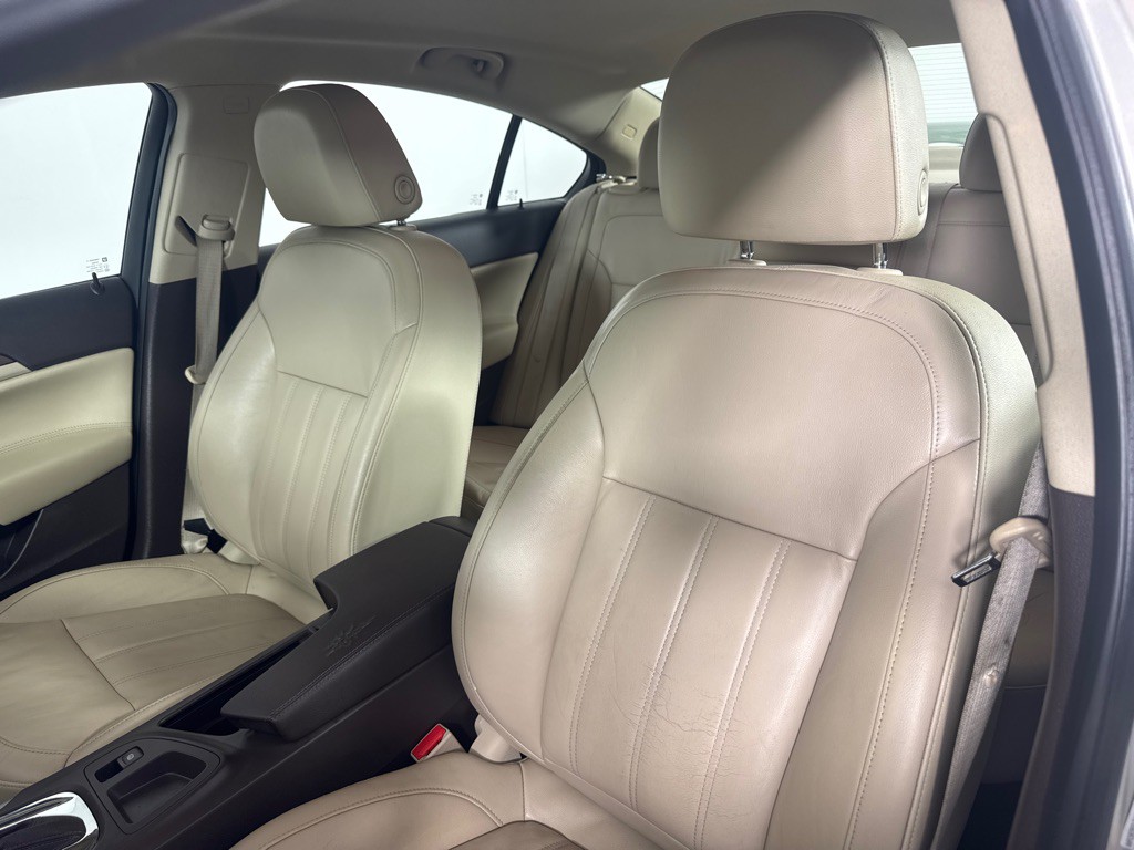 2011 Buick Regal Image 12