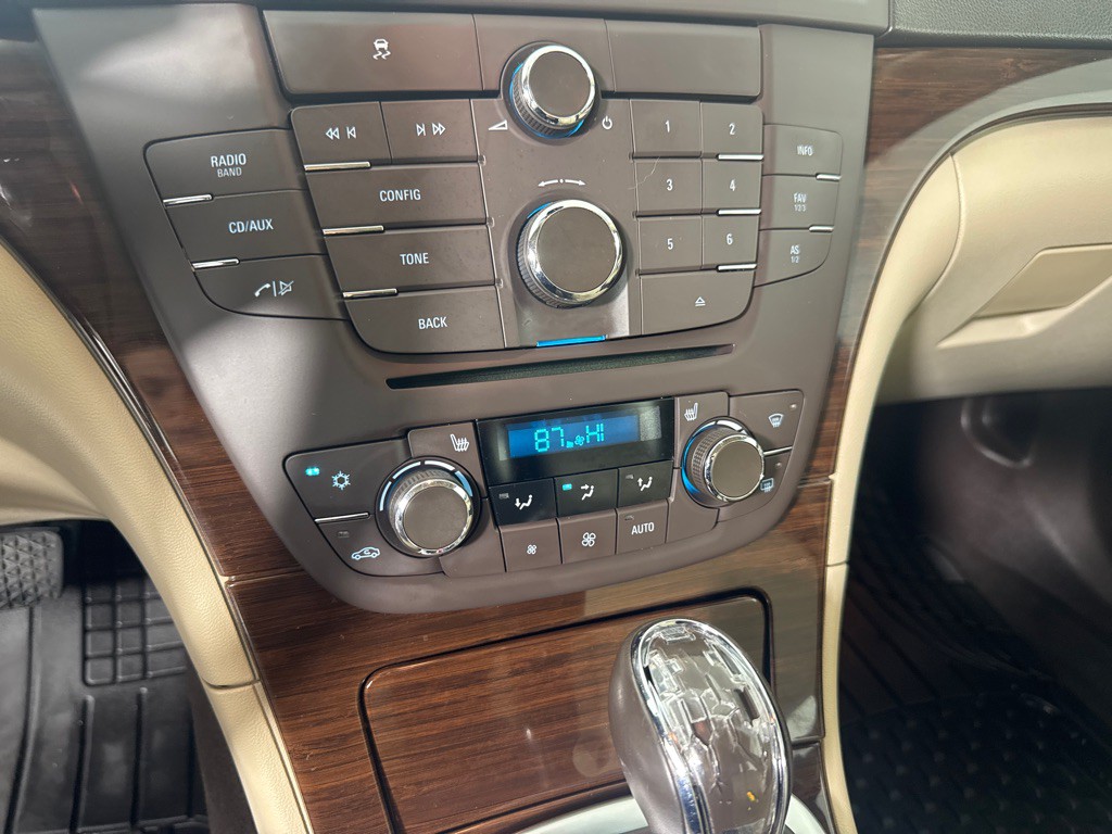 2011 Buick Regal Image 16