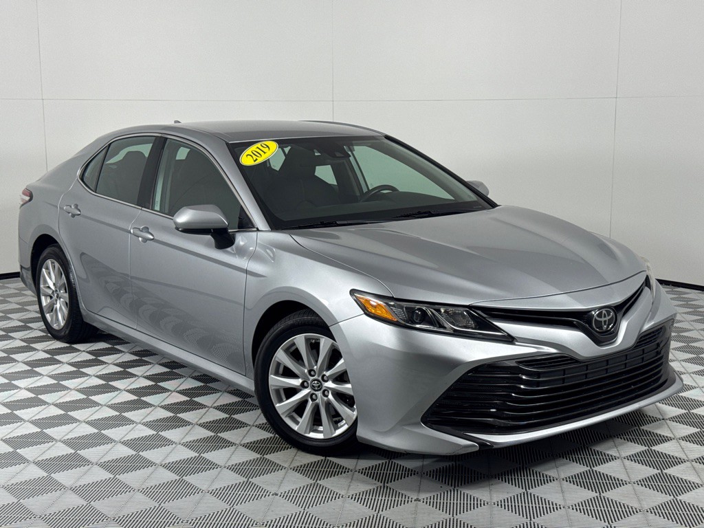 2019 Toyota Camry Image 2