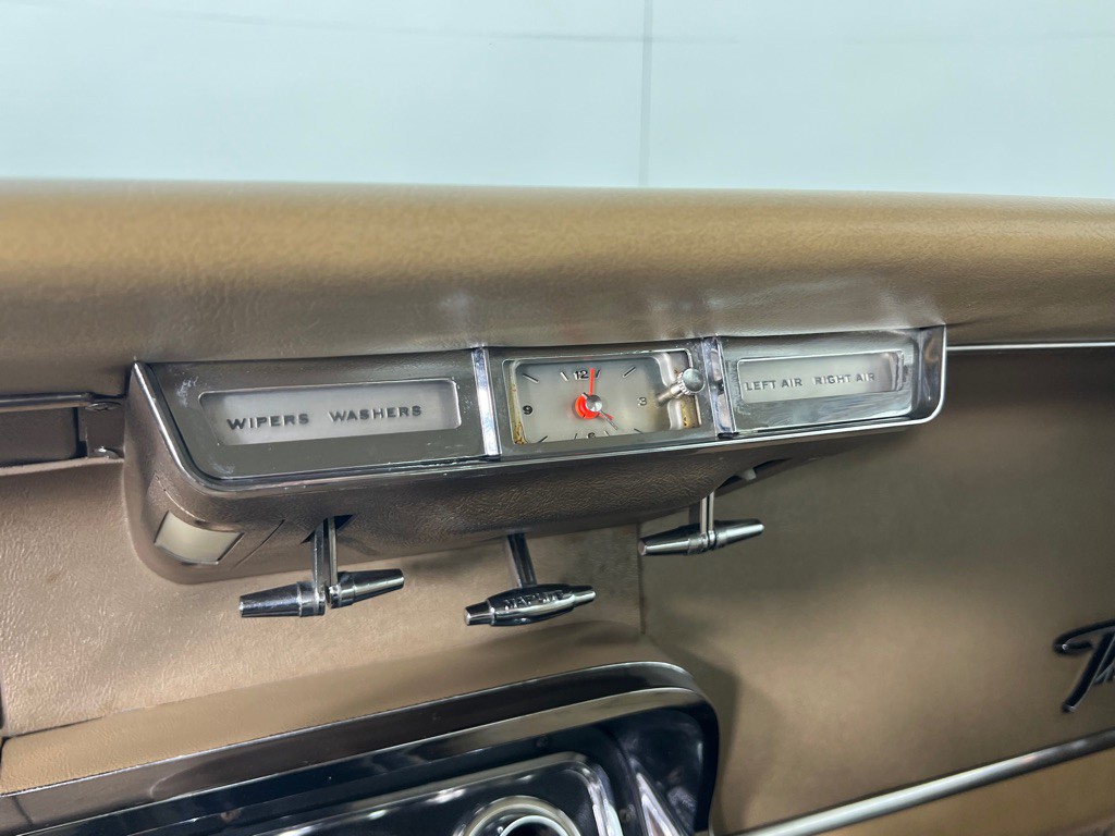 1965 Ford Thunderbird Image 23