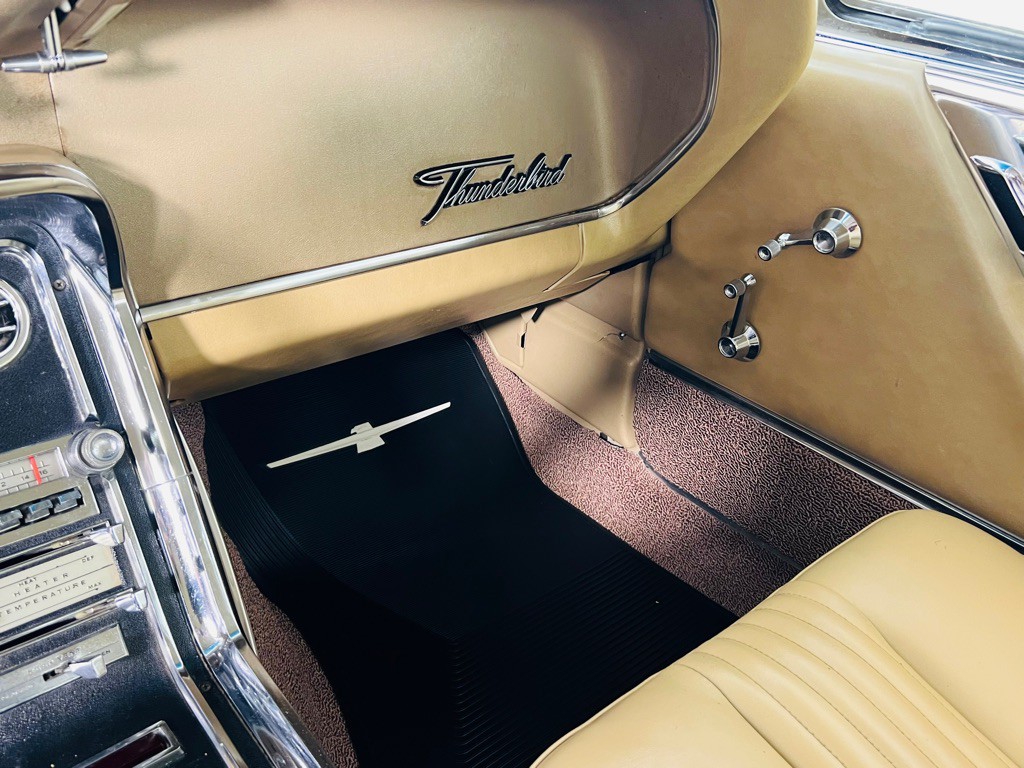 1965 Ford Thunderbird Image 26