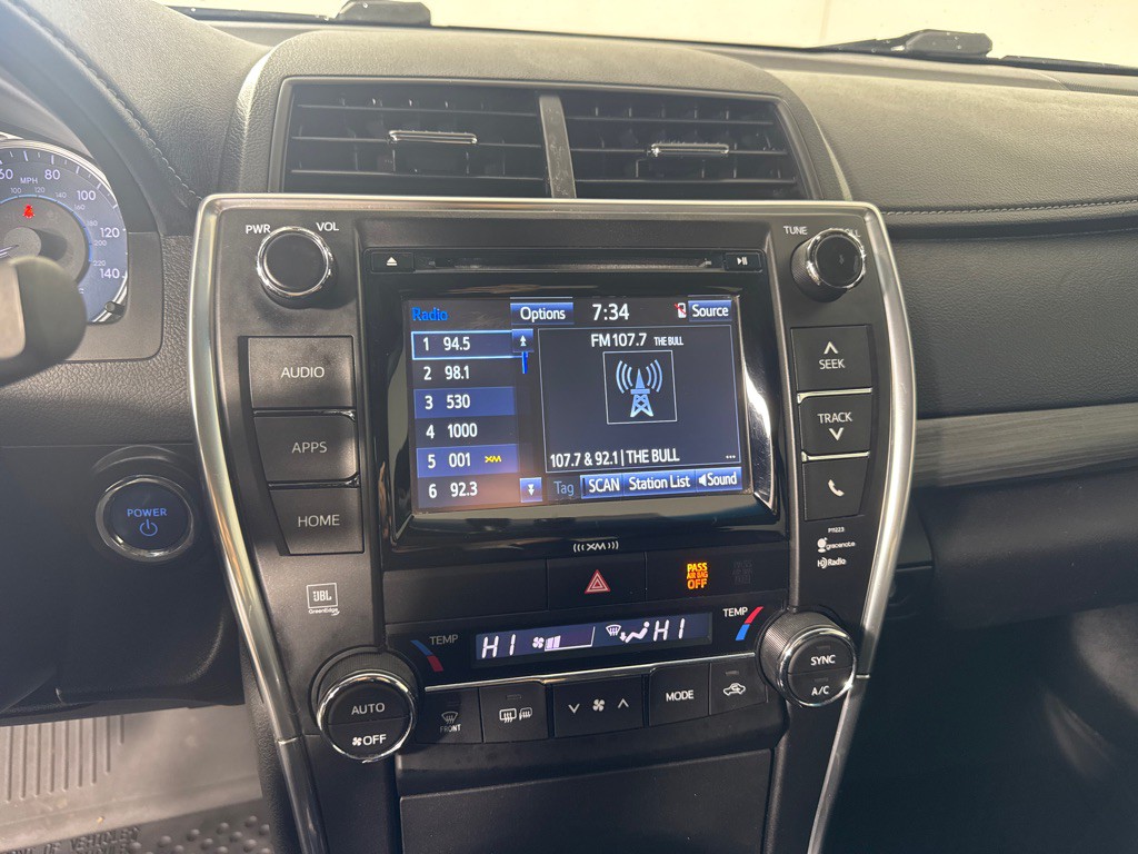2017 Toyota Camry Image 18