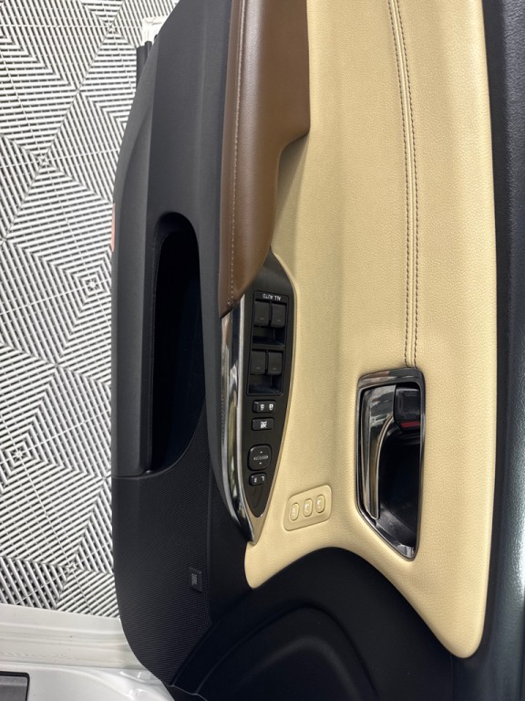 2016 Toyota Avalon Image 13
