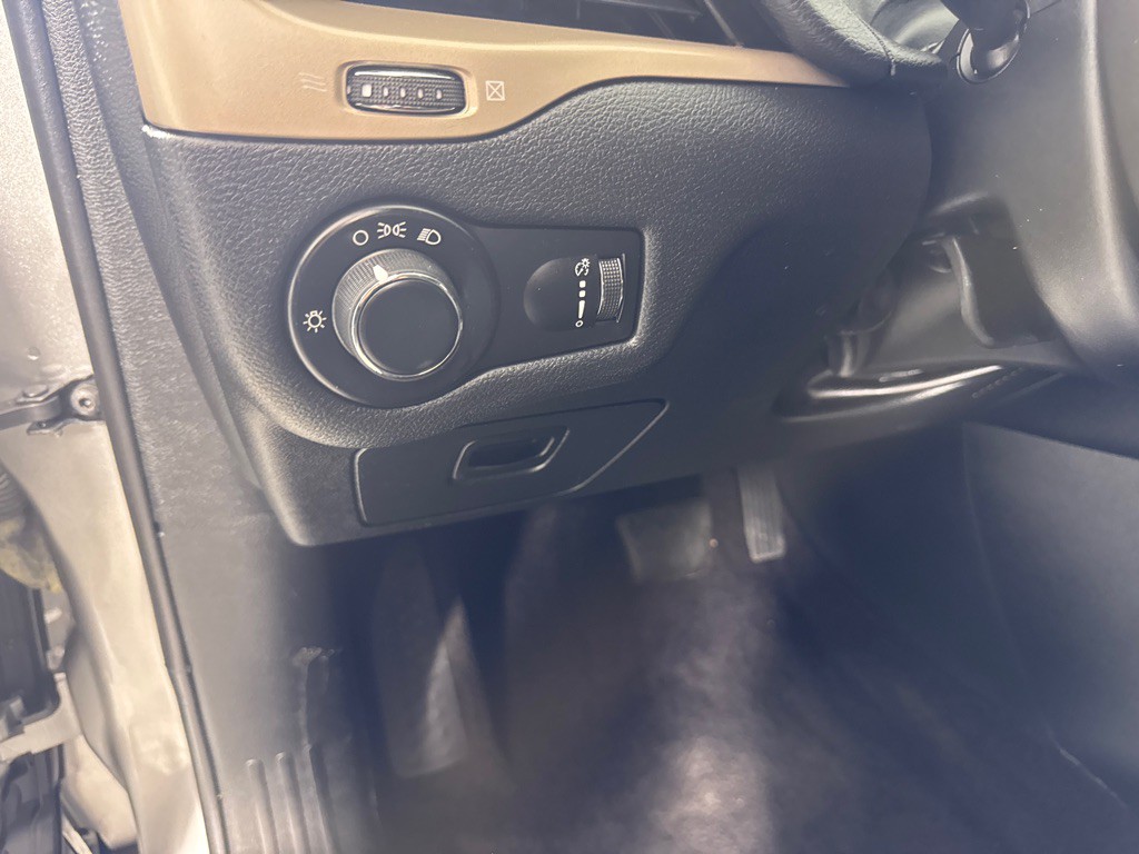 2016 Jeep Cherokee Image 14