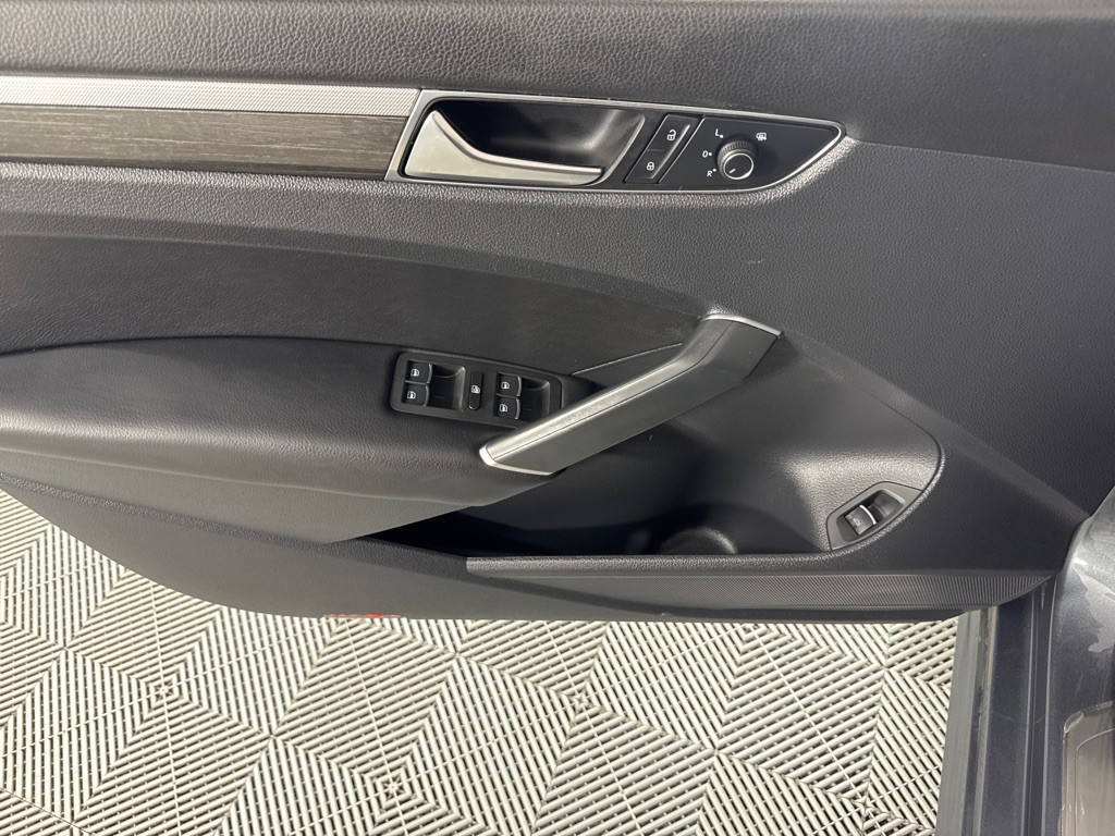 2017 Volkswagen Passat Image 13