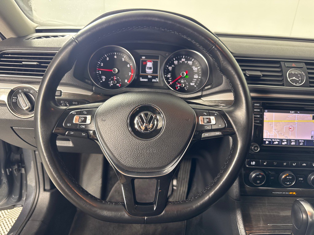 2017 Volkswagen Passat Image 17