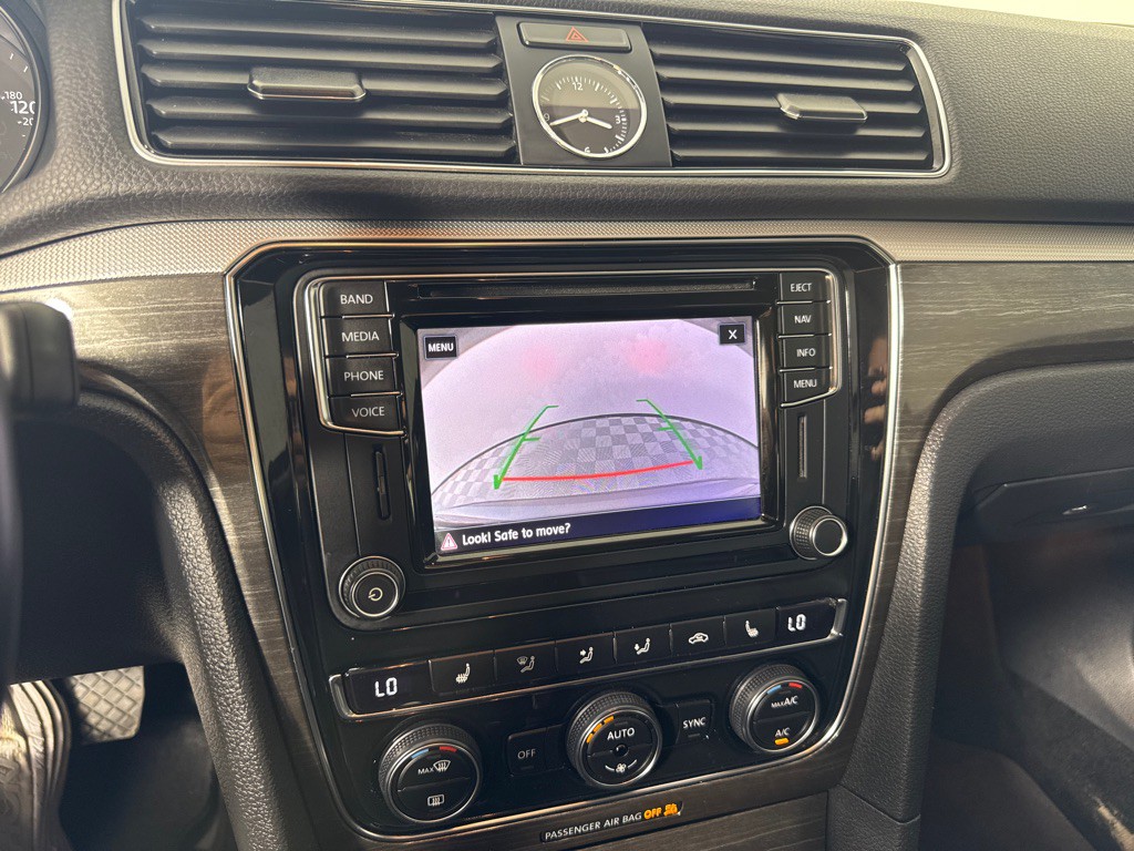 2017 Volkswagen Passat Image 19
