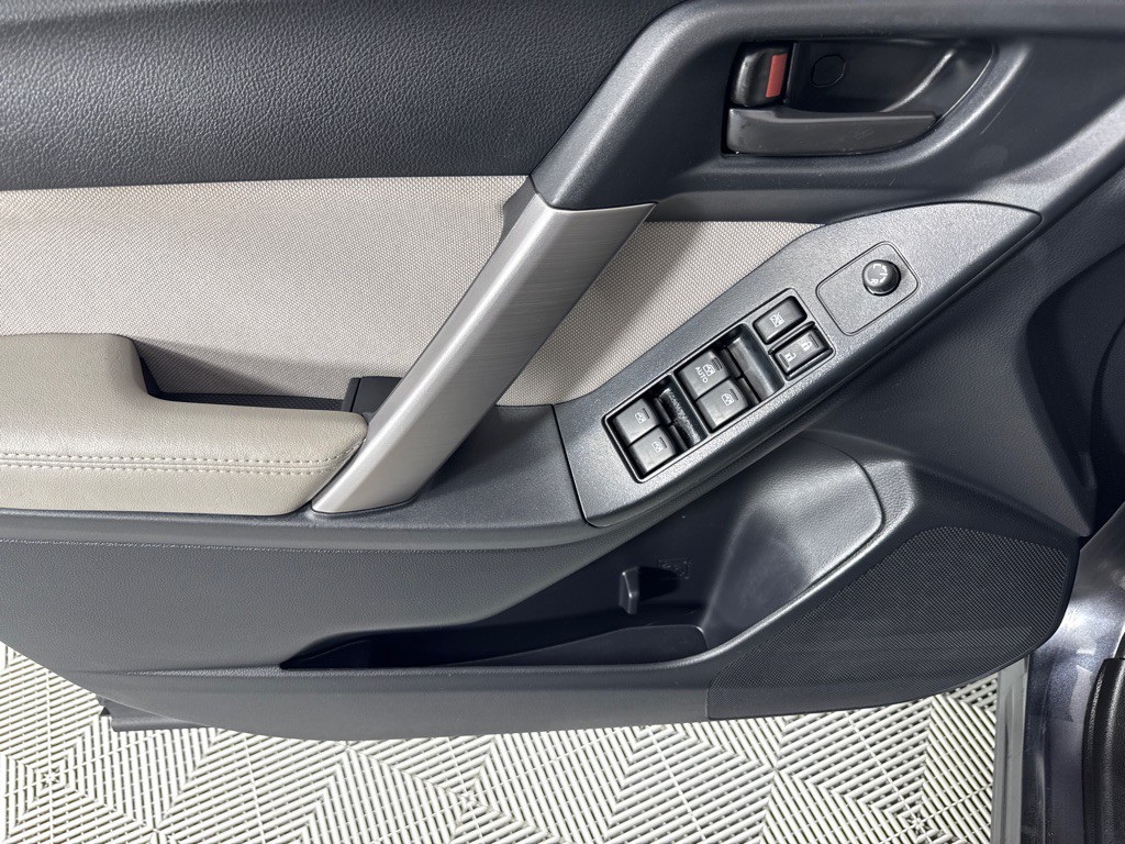 2016 Subaru Forester Image 12