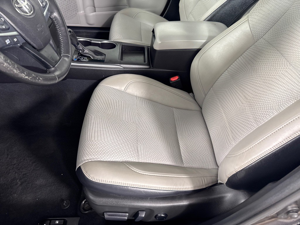 2017 Toyota Camry Image 12
