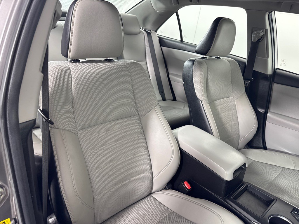 2017 Toyota Camry Image 24