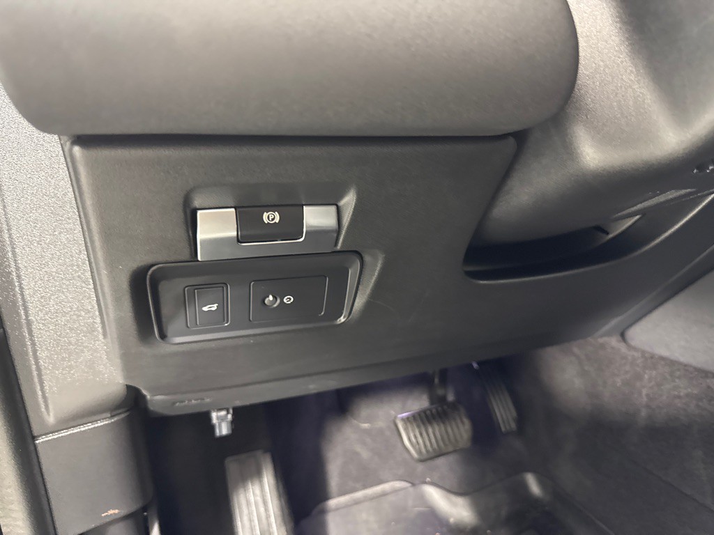 2020 Land Rover Discovery Sport Image 17