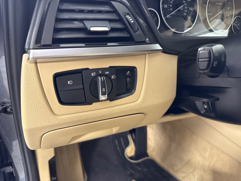 2012 BMW 3 Series Image 15