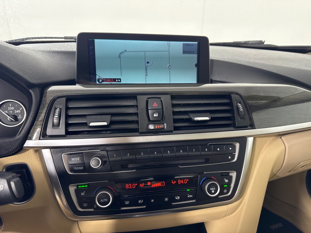 2012 BMW 3 Series Image 17