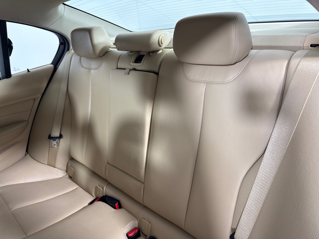 2012 BMW 3 Series Image 22