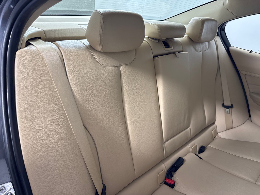 2012 BMW 3 Series Image 24