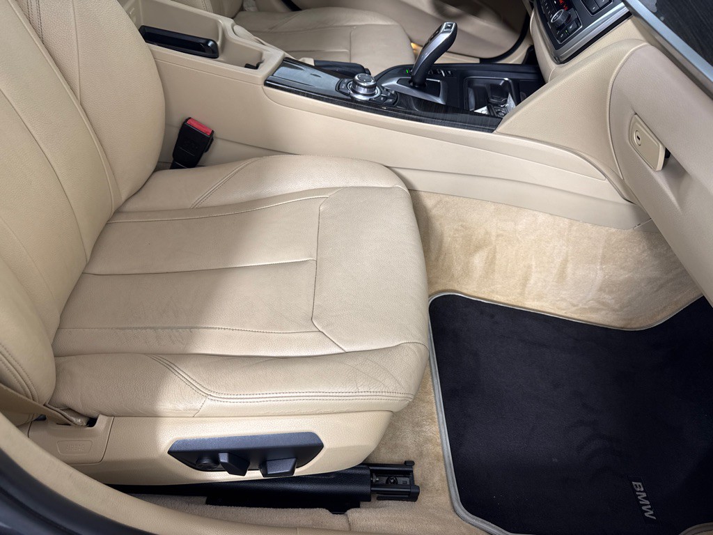 2012 BMW 3 Series Image 25