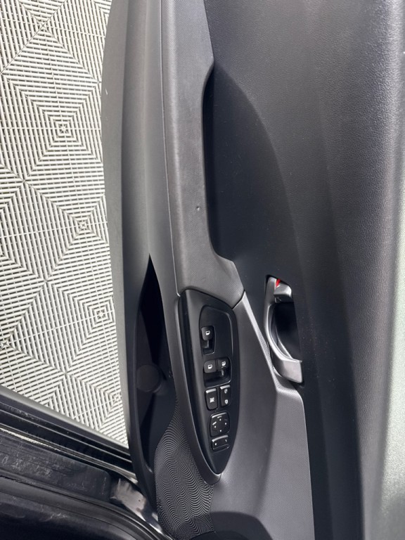 2019 Hyundai Veloster Image 12