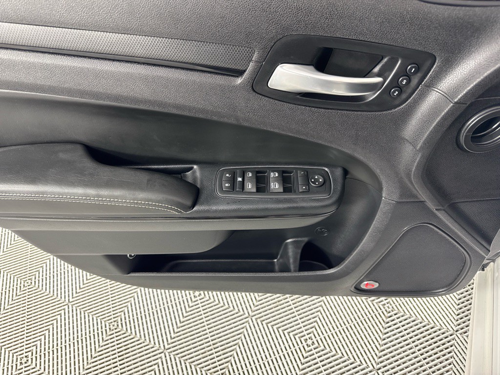 2015 Chrysler 300 Image 11