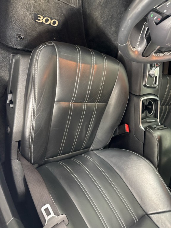 2015 Chrysler 300 Image 12