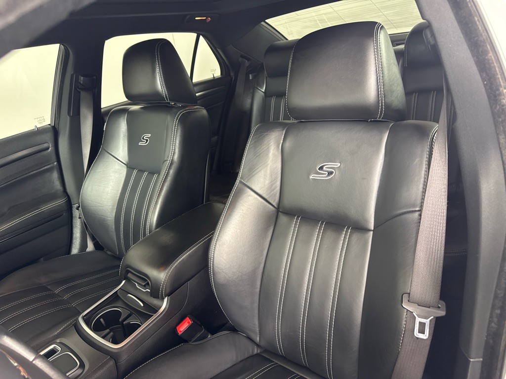 2015 Chrysler 300 Image 13