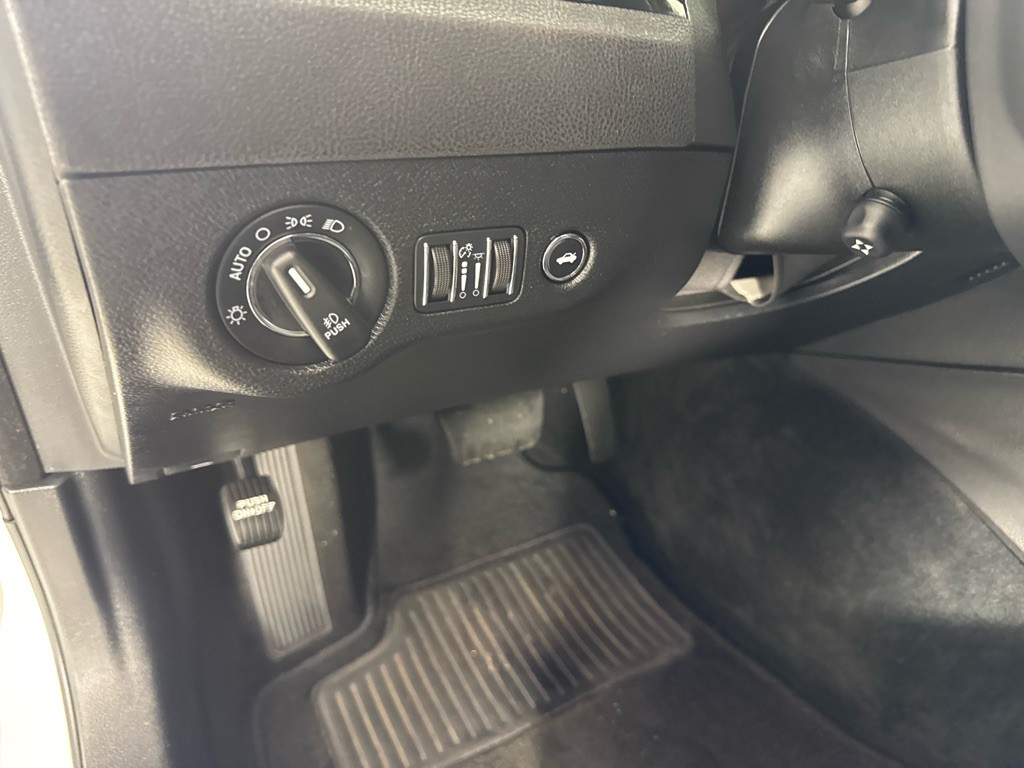 2015 Chrysler 300 Image 14