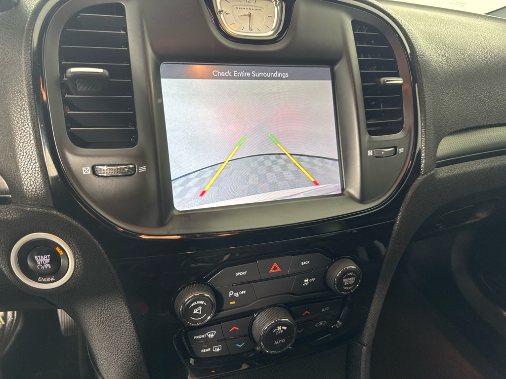 2015 Chrysler 300 Image 18