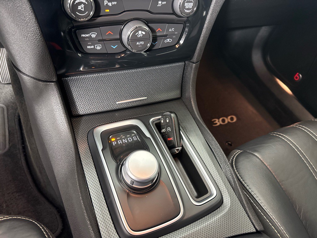 2015 Chrysler 300 Image 19