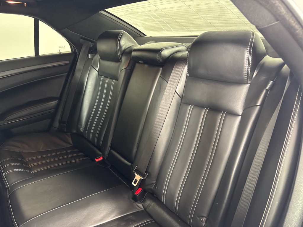 2015 Chrysler 300 Image 21