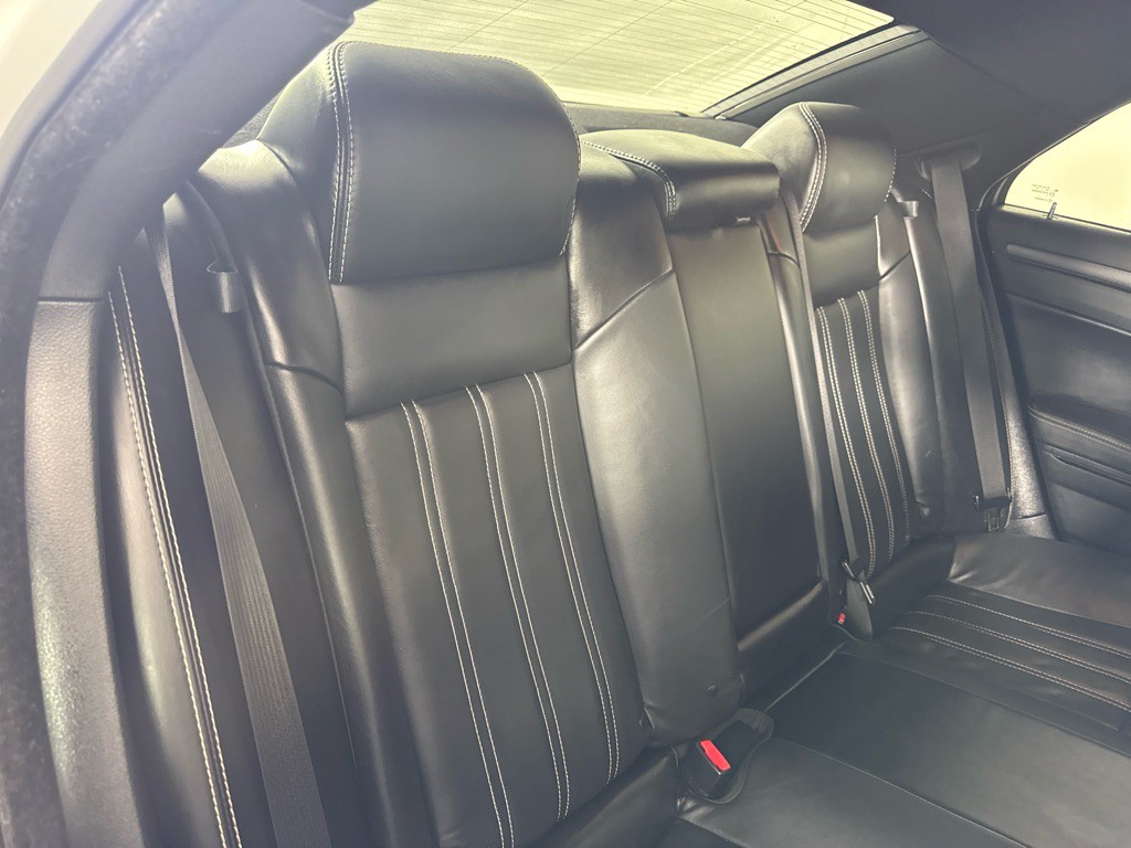 2015 Chrysler 300 Image 23