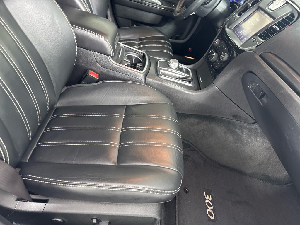 2015 Chrysler 300 Image 24