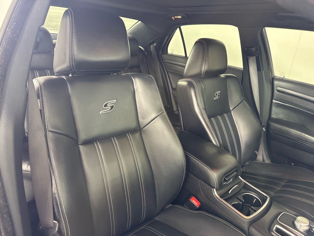 2015 Chrysler 300 Image 25