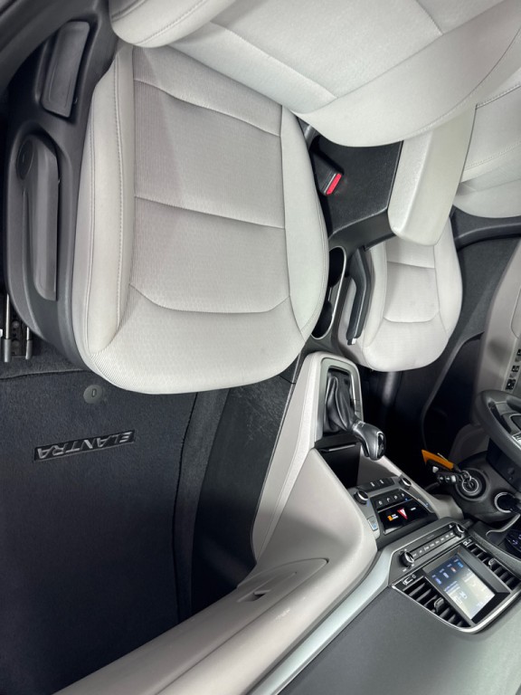 2018 Hyundai Elantra Image 23