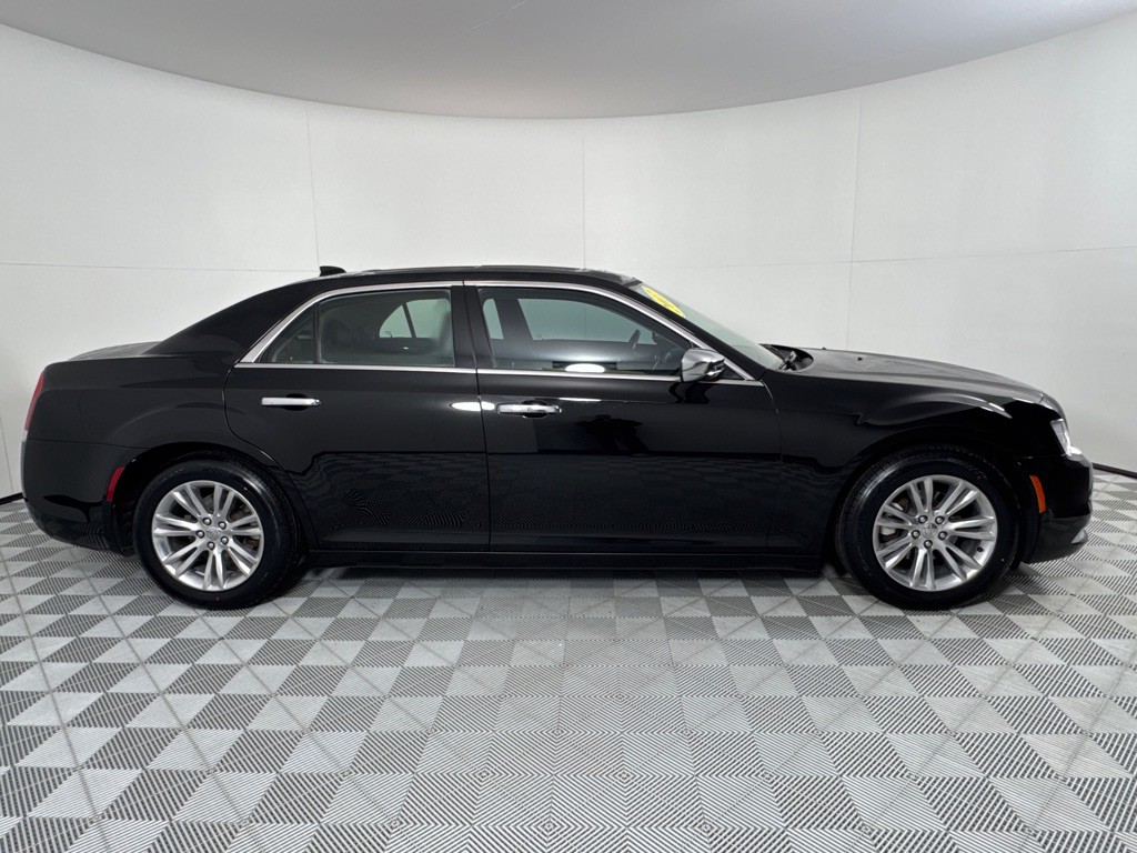 2017 Chrysler 300 Image 4