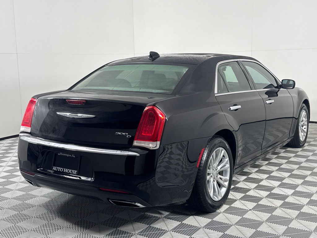 2017 Chrysler 300 Image 5