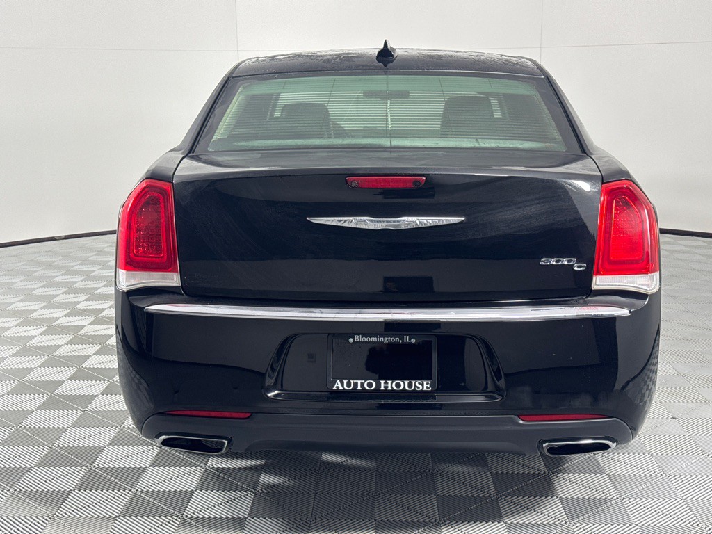 2017 Chrysler 300 Image 6