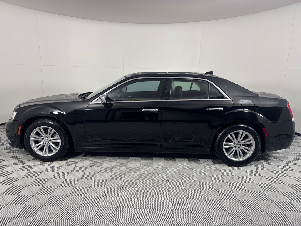 2017 Chrysler 300 Image 7