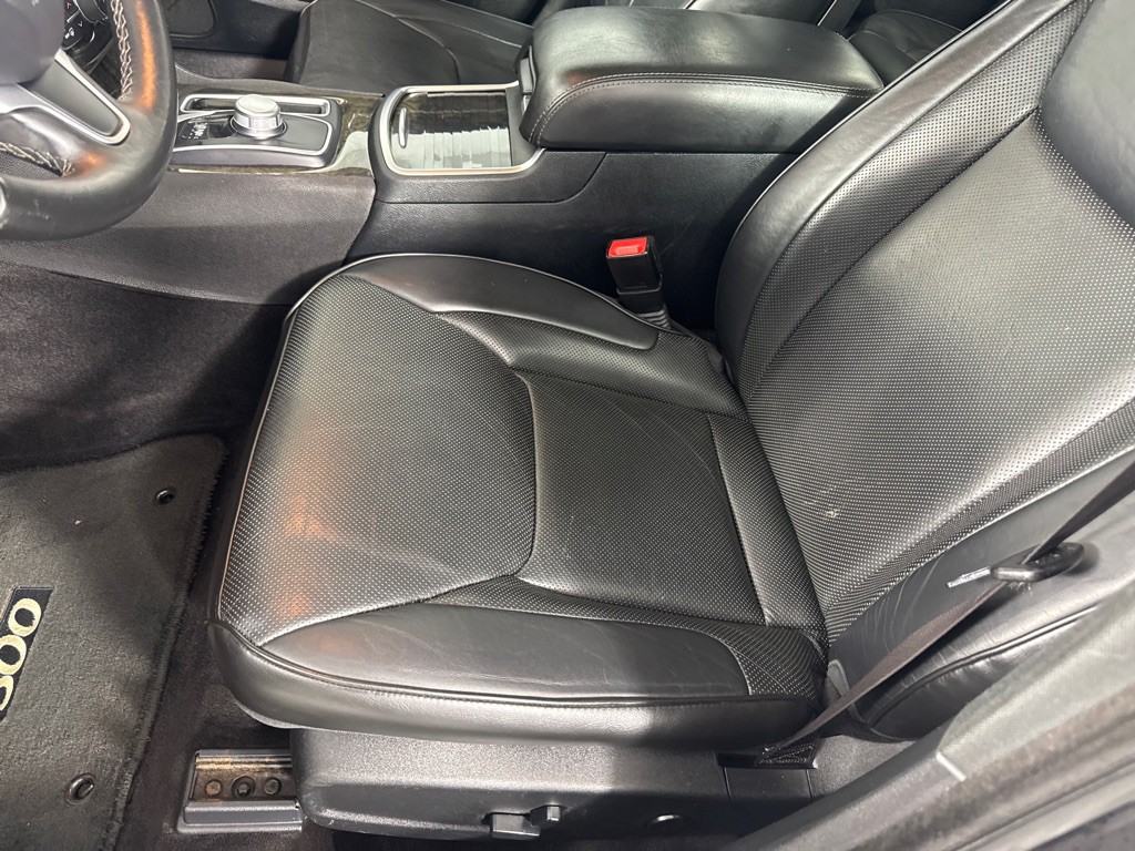 2017 Chrysler 300 Image 11