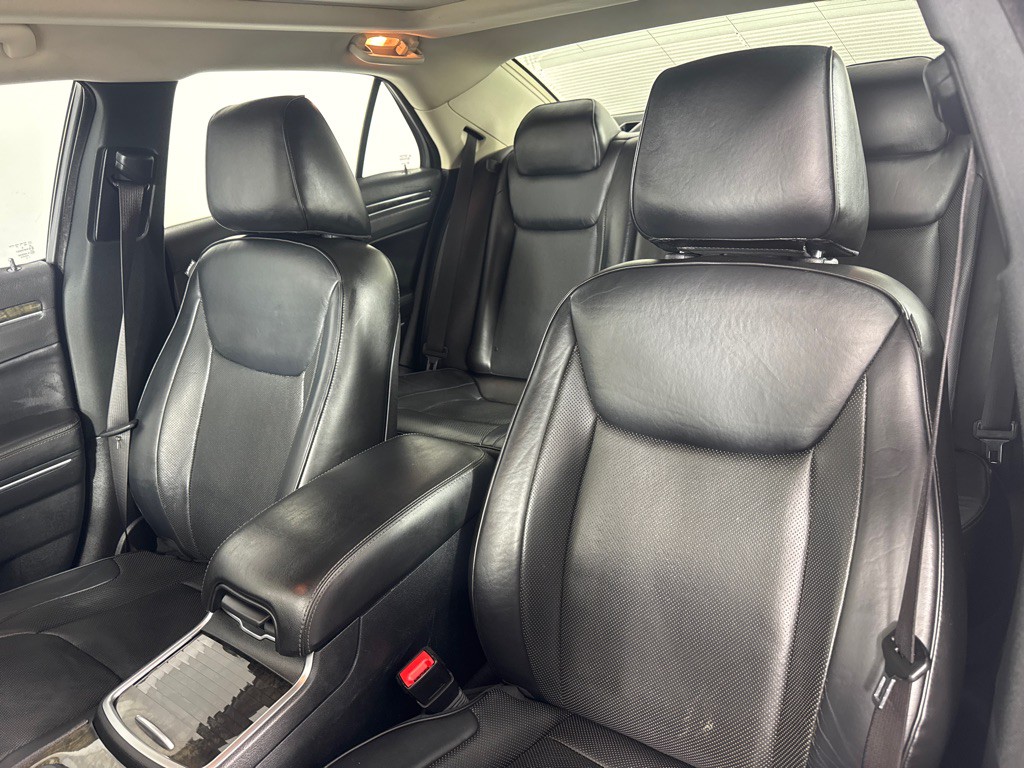 2017 Chrysler 300 Image 12