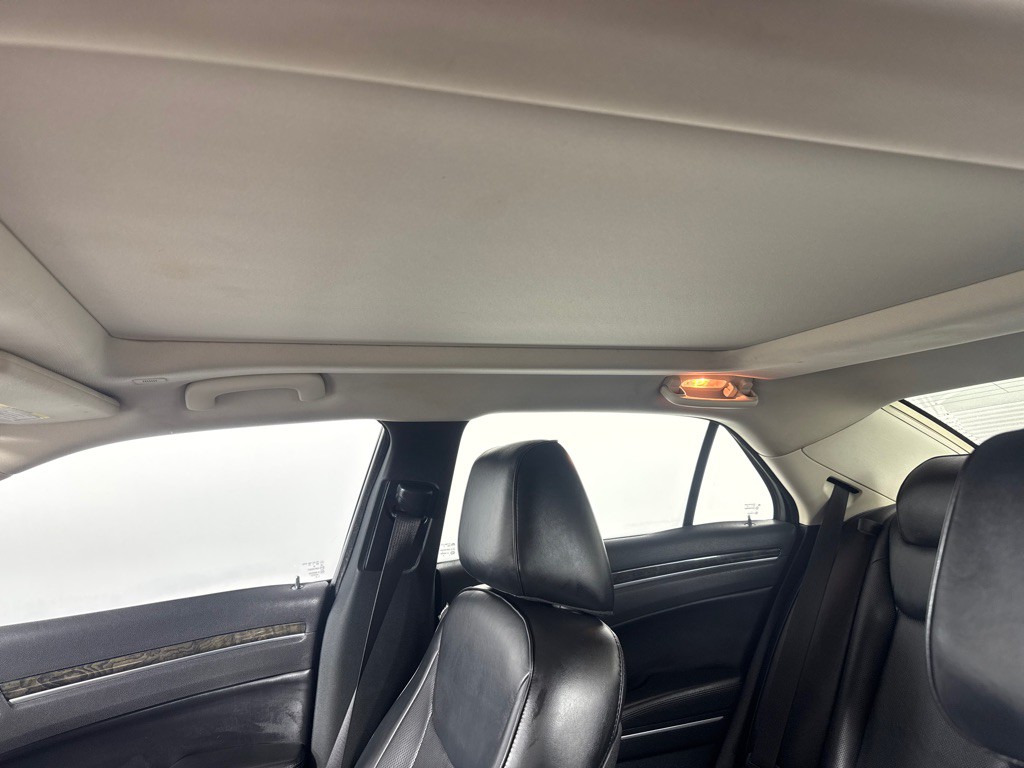 2017 Chrysler 300 Image 13