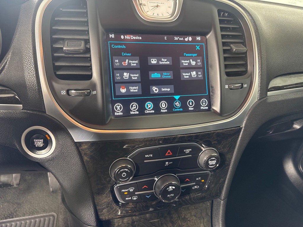 2017 Chrysler 300 Image 17