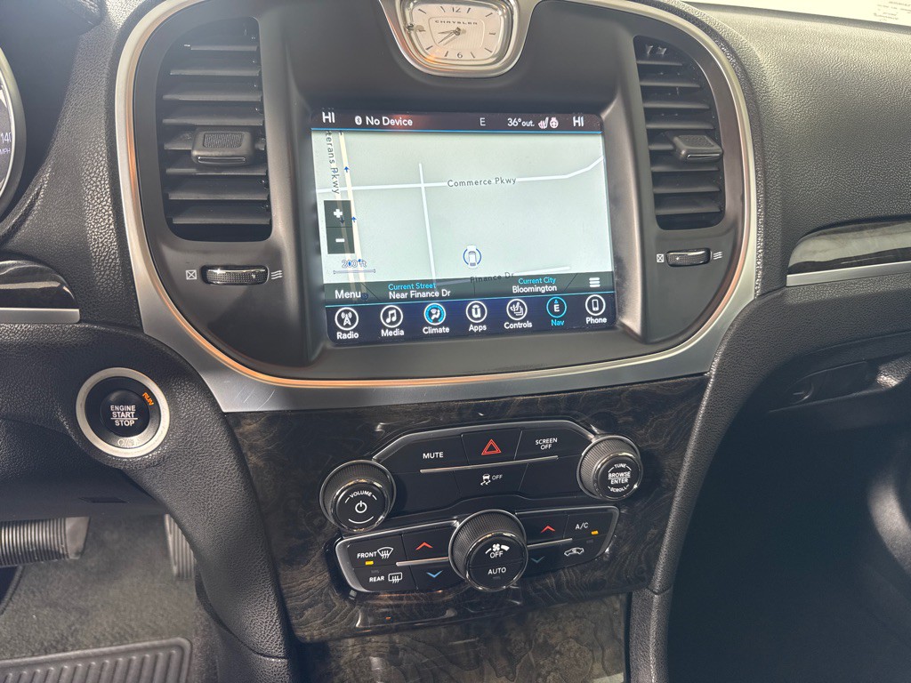 2017 Chrysler 300 Image 18