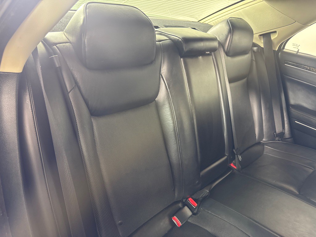 2017 Chrysler 300 Image 23