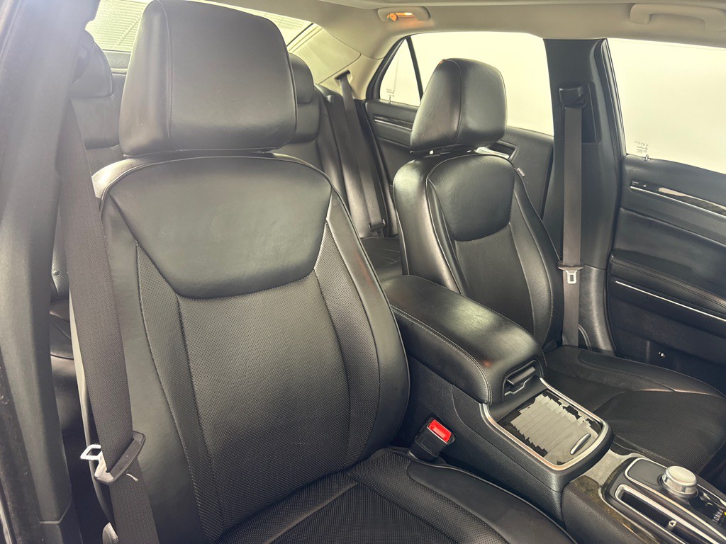 2017 Chrysler 300 Image 25