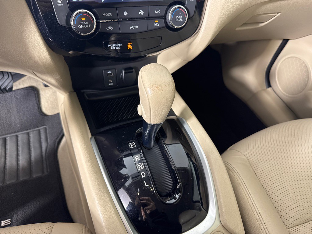 2015 Nissan Rogue Image 18