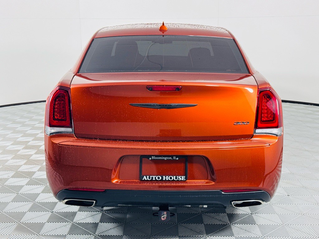 2020 Chrysler 300 Image 6
