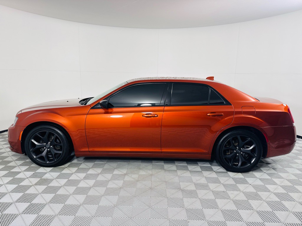 2020 Chrysler 300 Image 8