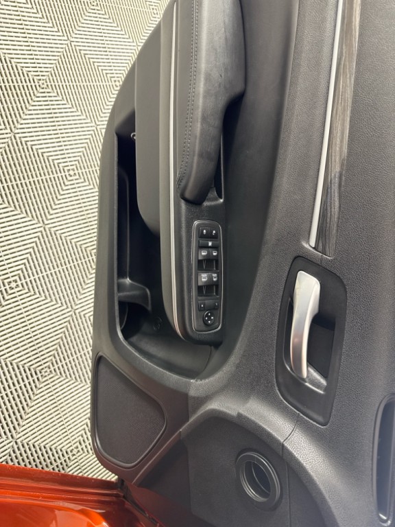 2020 Chrysler 300 Image 12