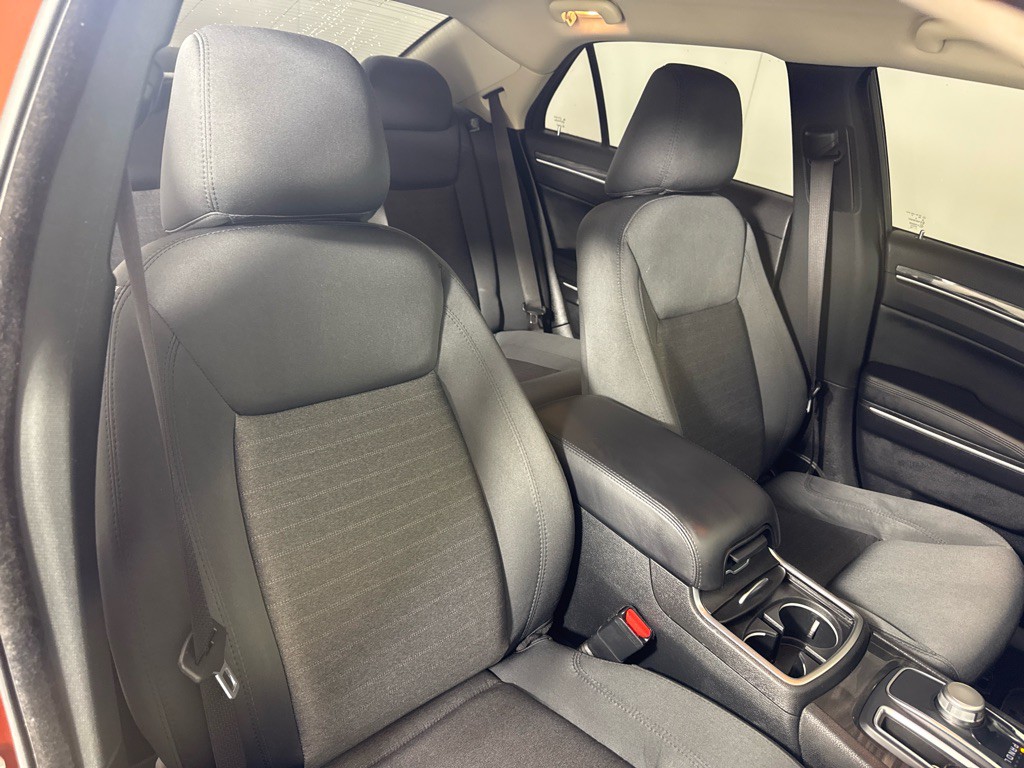 2020 Chrysler 300 Image 25
