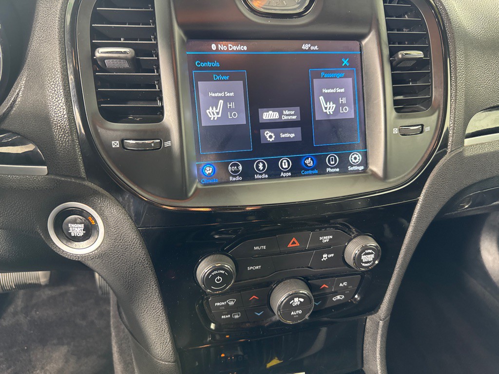 2018 Chrysler 300 Image 16